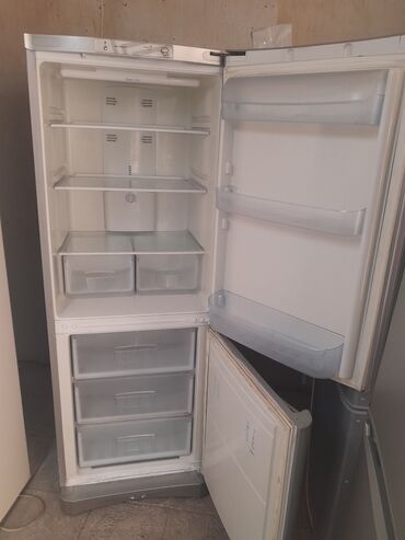 indezit: İşlənmiş 2 qapılı Indesit Soyuducu Satılır, rəng - Boz, Təkərli