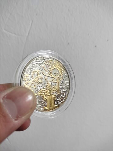 серебристая: Монеты, размер 2х раза больше обычного монета, очень тяжелый