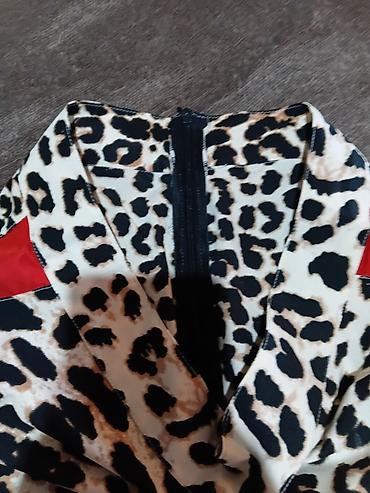 Ženske pantalone sa animal printom (leopard) i crvenim bočnim trakama — 2