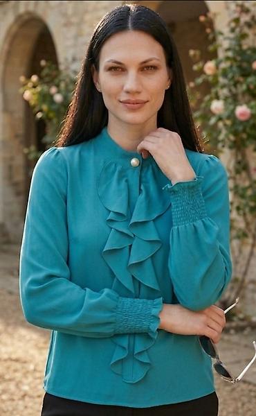boss majce: Ženska bluza u tirkiznoj boji sa elegantnim volanima duž centralnog — 1