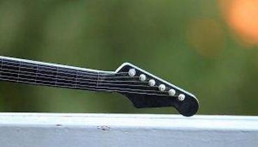 Gitare: Fender Stratocaster Zidni Sat. Fender Stratocaster Zidni Sat. Dužina — 12
