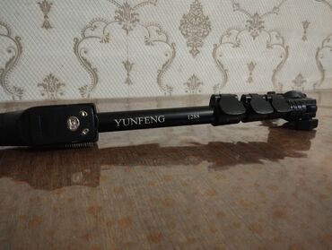 Telefon üçün tripodlar: YUNFENG 1288 markalı qara rəngli monopod. Bu monopod, telefon və ya
