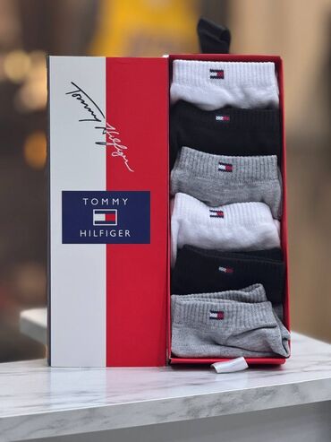 шапочки с надписями: Носки Tommy Hilfiger — набор в фирменной подарочной коробке. -