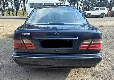 Mercedes-Benz: Mercedes-Benz E 280: 2.8 l | 1999 il Sedan — 2