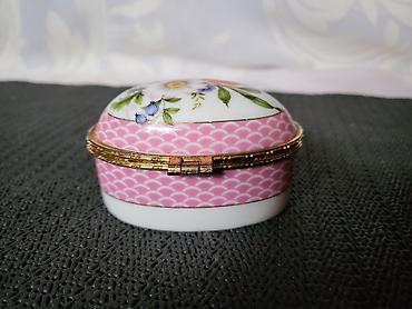 Kutije za odlaganje: Satula nova vintaz porcelanska. Nova satula,mali znak na poklopcu — 9