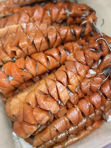 Форель: Аппетитная копченая рыба, разделанная на порционные куски — 11