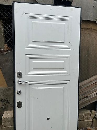 seyf qapilar qiyməti: Ağ rəngli giriş qapısı - Material: polad karkaslı, ağ dekor — 1