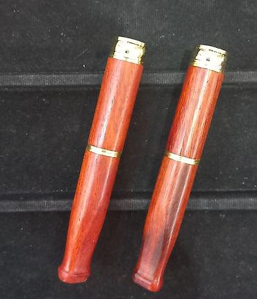 Зажигалки: Элегантный мундштук для сигарет, выполненный в темных тонах, с — 6