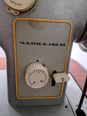 Tikiş maşınları: Çayka 142M tikiş maşını – stolüstü kabinetlə 🧵 SSRİ istehsalı tikiş — 2
