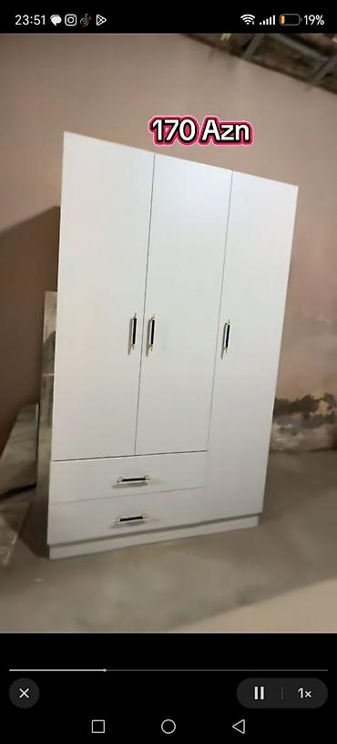 Ağ rəngli 3 qapılı paltar şkafı. Minimalist dizayn, qara-qızılı