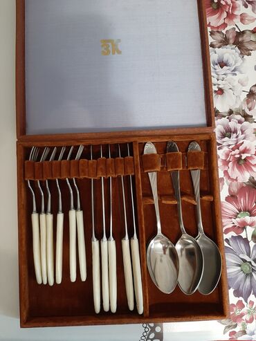 Наборы посуды: Продаю столовый набор из шести ложек,шести вилок,и пяти ножей — 8
