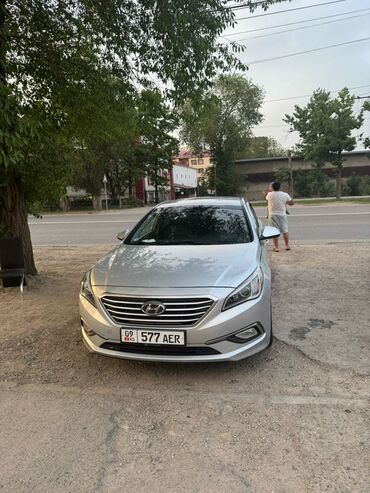салярис 2016: Автомобиль Hyundai Sonata серебристого цвета. Седан среднего размера с