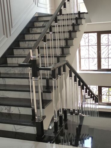 Pilləkən məhəccərləri: Mərmər pilləkənlər üçün metal və dekorativ məhəccər istehsalı və — 2