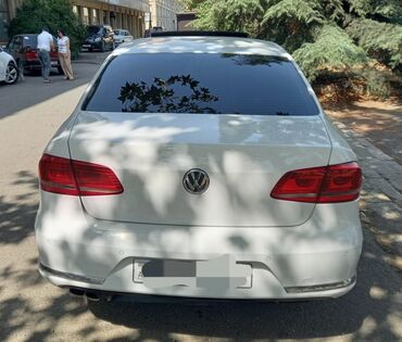 Volkswagen Passat: 1.8 l | 2012 il Sedan