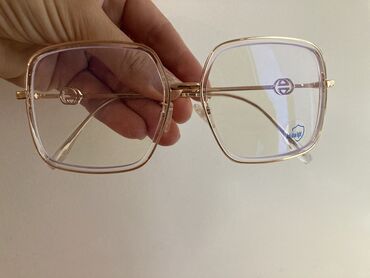 Glasses: Potpuno nov okvir za naočare, malo veći model je u pitanju. Moguće