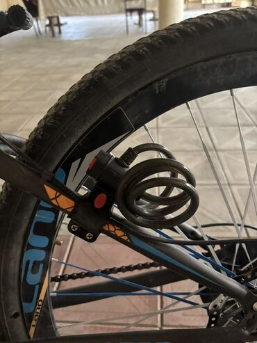 İdman velosipedləri: Ön asqılı, disk əyləcləri və möhkəm çərçivəsi olan dağ velosipedi — 20