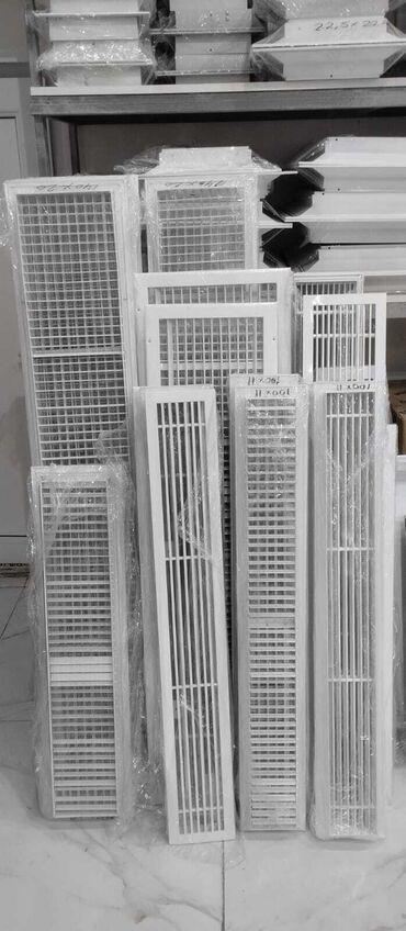 Havalandırma sistemləri: Restoran və ya yeməkxana üçün nəzərdə tutulmuş, qara rəngdə, üç — 8