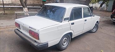 lada diskleri: Model: LADA (VAZ) 2107 Kuzov: sedan, ağ rəng Yanacaq: benzin Sürətlər — 6