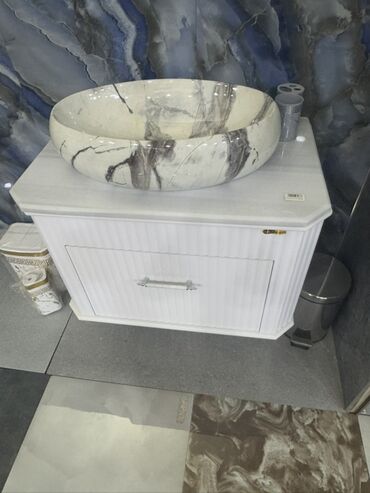 Hamam üçün kranlar: Ağ rəngli, mərmər effekti ilə hazırlanmış, oval formalı çanaq. Bu