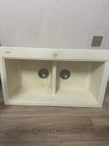 Moydadırlar: İki bölməli mətbəx lavabosu - Material: daş/kompozit tipli (qum