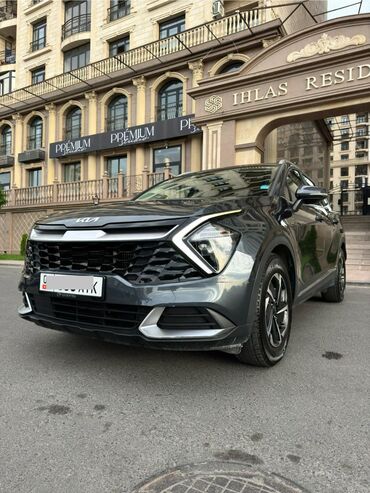 жаны машина: Современный кроссовер Kia Sportage в темно-сером цвете. Модель имеет