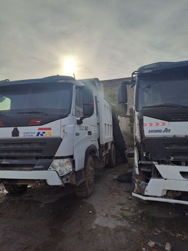 продаю или меняю на автомат: Самосвалы HOWO A7 6x4/8x4 - Марка/модель: HOWO A7 (на капоте и дверях