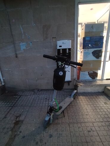 Samokatlar: İşlənmiş elektrik skuteri. Yüngül və praktik nəqliyyat vasitəsidir