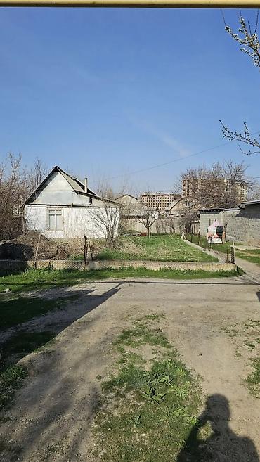 Продажа коттеджей и домов: 🏙️ Продаётся: Участок с домом — 5 соток 📍 Локация: Бишкек, ж/м Ак-Орго — 10