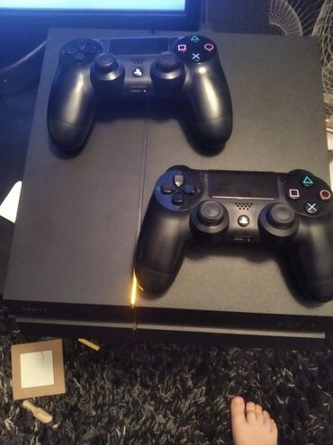 black afgano baku: Qara rəngdə olan PlayStation 4 oyun konsolu və iki ədəd DualShock 4