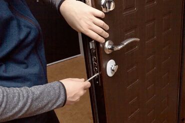 Qapıların təmiri: Çilingər xidməti Qapı usta Qapı ustası Qapıların təmiri Üzlənməsi — 14