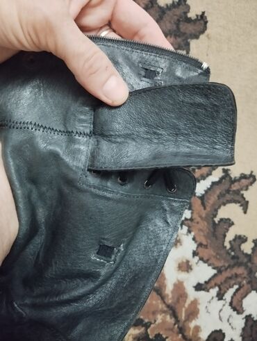 Сапоги: Обувь кожаная с Европы, цена первых 250 сом.Вторая обувь теплая очень — 2