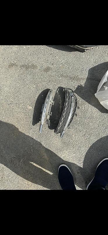 mersedes dort goz ağ: Fara 1 eded Sağ terefdir Usten cixmadi orginal 2 eded dumalni real — 2