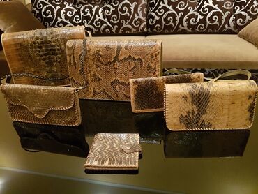 хорошее мужское портмоне: Бумажник из кожи змеи, новый, 
Есть также сумки и портмоне