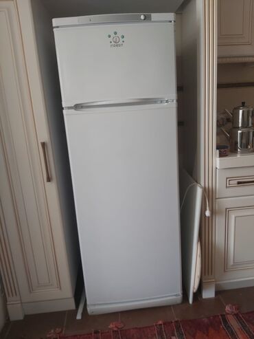 soyuducular: Б/у Indesit Холодильник цвет - Белый
