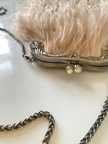 Классические сумки: Вечерняя сумочка из перьев страуса дополнит ваш выход в свет — 4