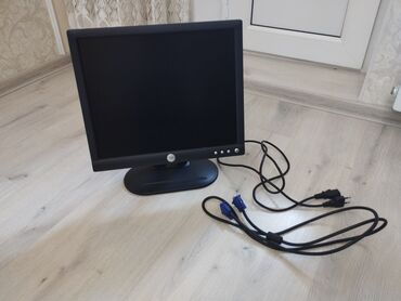 17 monitor: Dell Genesis Monitoru az işlədilib üstündə adapteri və VGA kablosu var
