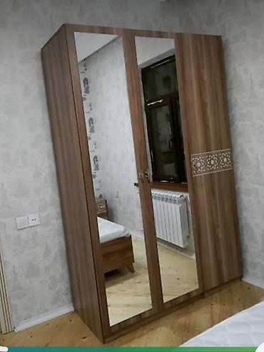 Tecılı satılır Üçqapılı paltar dolabı – güzgülü, ağac naxışlı dizayn