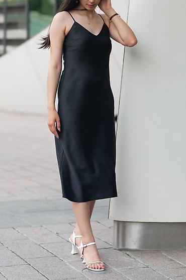 elbiseler: Qadınlar üçün klassik qara slip don - Model: midi uzunluq, düz kəsim — 1