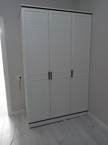 Ev üçün mebel: Ağ rəngli 3 qapılı geyim dolabı - Klassik modern dizayn: şaquli — 1