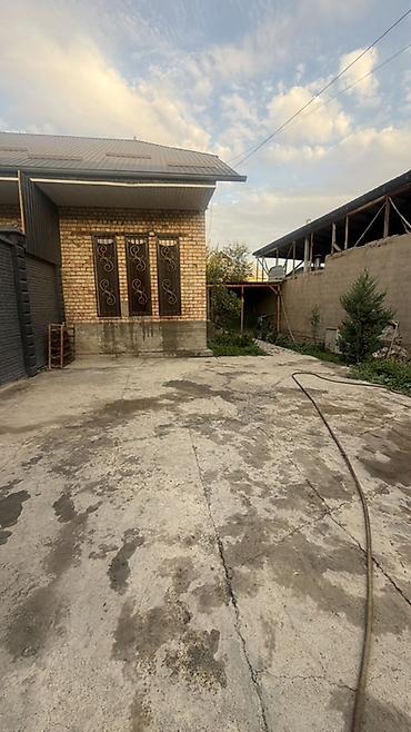 act building: Дом с двором и хозпостройками - Кирпичный одноэтажный дом с — 1
