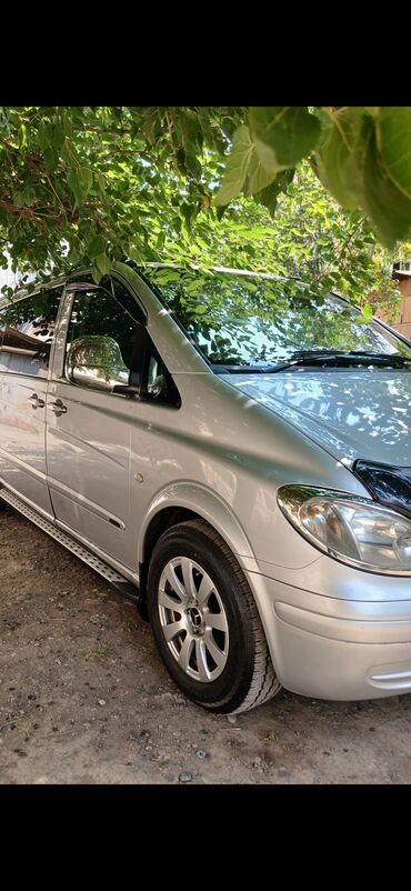 запчасти для мерседес вито 638: Gümüşü rəngli, yüngül lehimli diskləri olan "Mercedes-Benz Vito"
