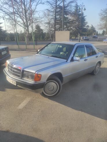 mercedes kredit: Mercedes-Benz 190: 1.8 l | 1991 il Sedan