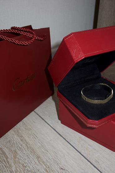 Свадебные платья и аксессуары: Браслет Cartier из новой коллекции Love в фирменной подарочной — 1