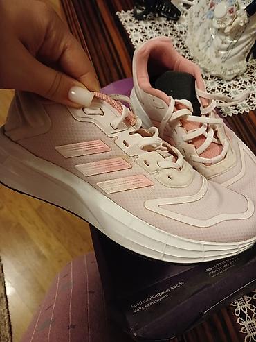 qacis ucun qadin krosovkalari: Məhsul: Qadın qaçış/krossovka Brend/model: Adidas (loqolu altlıq) — 2