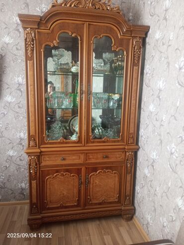 вешалка для одежды из дерева: Стеклянная витрина-шкаф