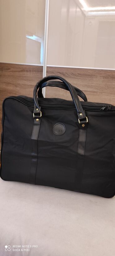 Oprema: Nova putna torba Silk World, izuzetnog kvaliteta, torba se otvara kao