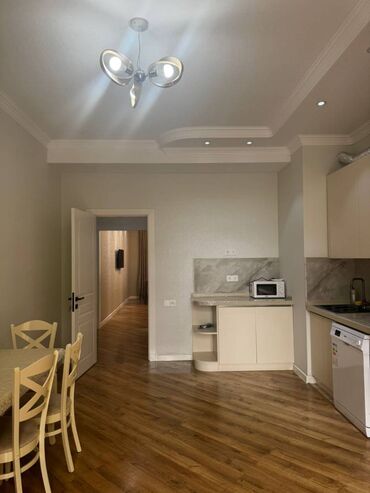 Uzunmüddətli kirayə mənzillər: Ağ şəhərdə 2 otaqlı əla təmirli mənzil kirayə verilir. Mənzil tam — 13