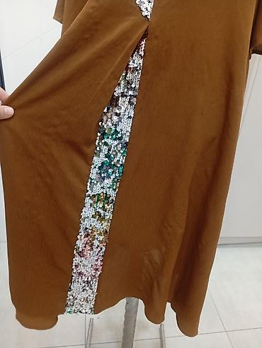 elbiseler: Qadın geyimi – uzun, sərbəst kəsimli tunika/kimono tipli don. - Rəng — 3