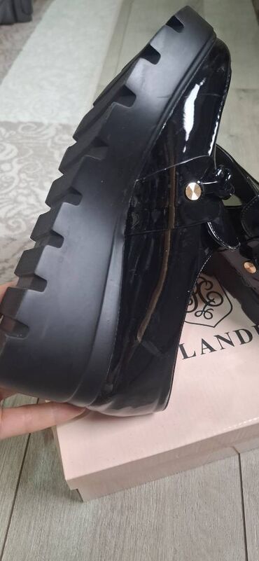 Tuflilər: Новые туфли. На танкетке 6-7 см.
Размер 40 — 2