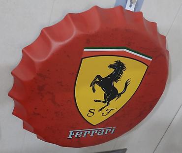 Ferrari: "Ferrari" yazılı, qapaq şəkilli metal lövhə. Yenidir. Diametri: 35sm — 5